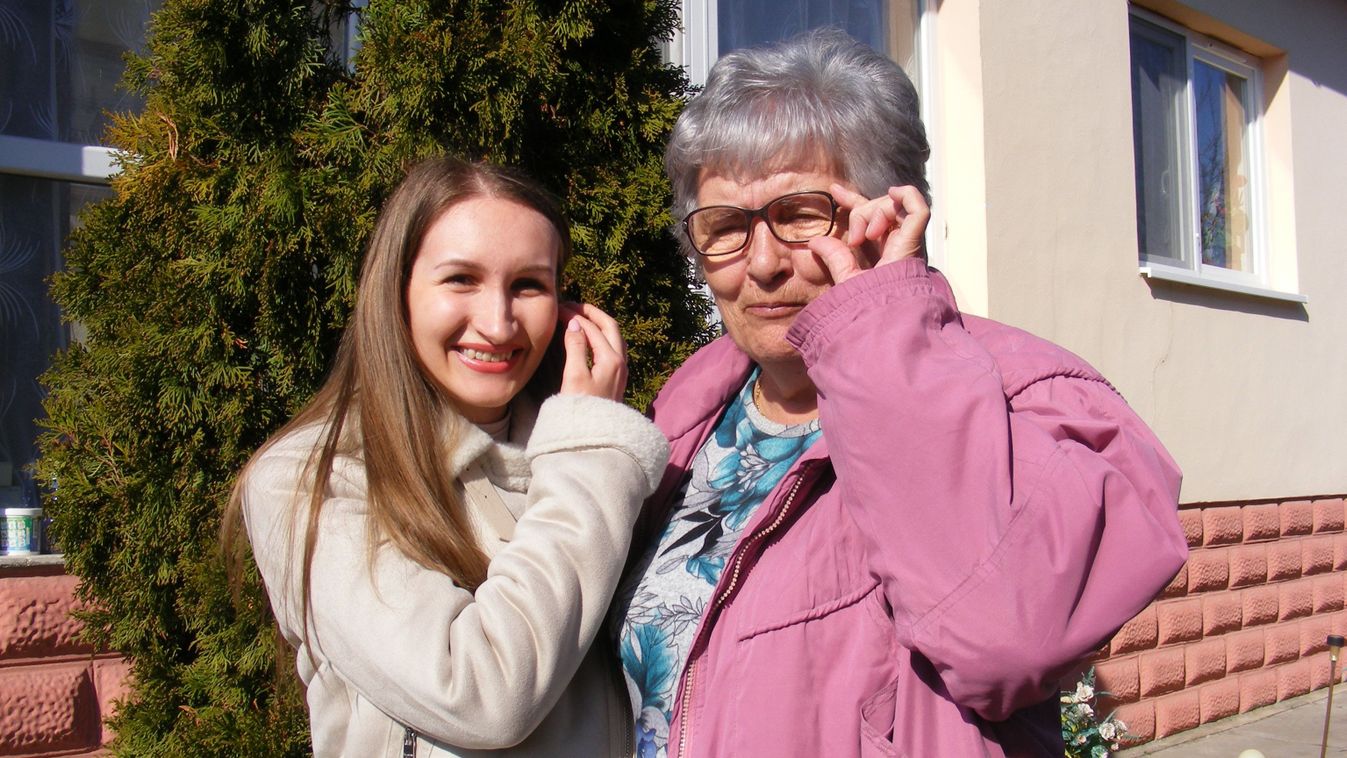 Kislány fehér masnival