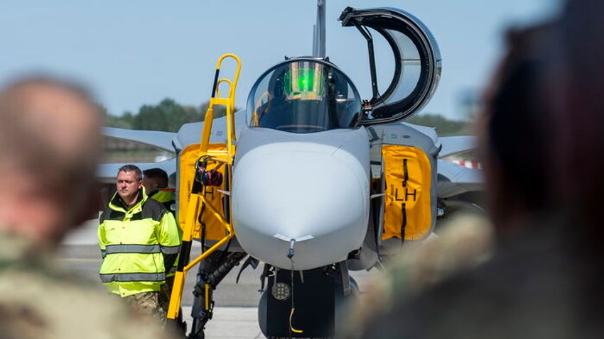 Megérkezett a kecskeméti repülőbázisra a két új Gripen harcászati repülőgép