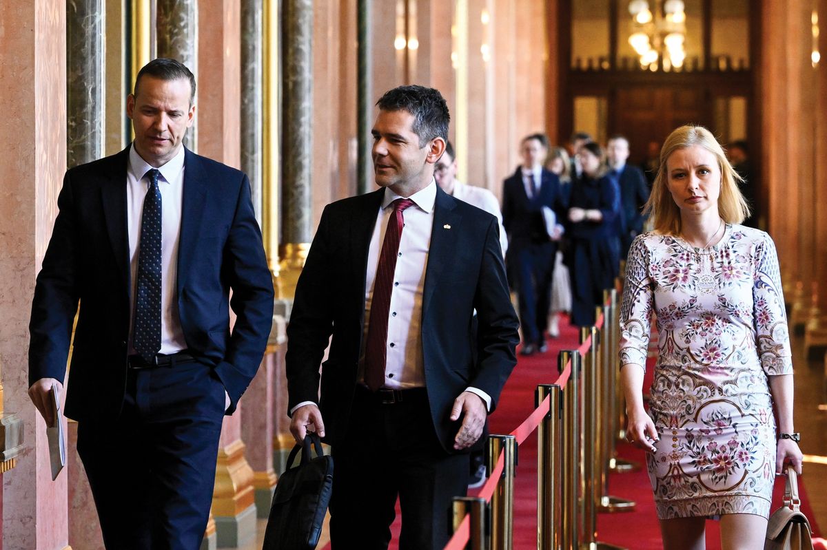 DÚRÓ Dóra; NOVÁK Előd; TOROCZKAI László