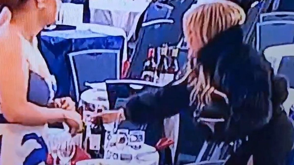 Elképesztő videó: bort és pezsgőt lopott egy nő, miközben merényletet követtek el Trump ellen