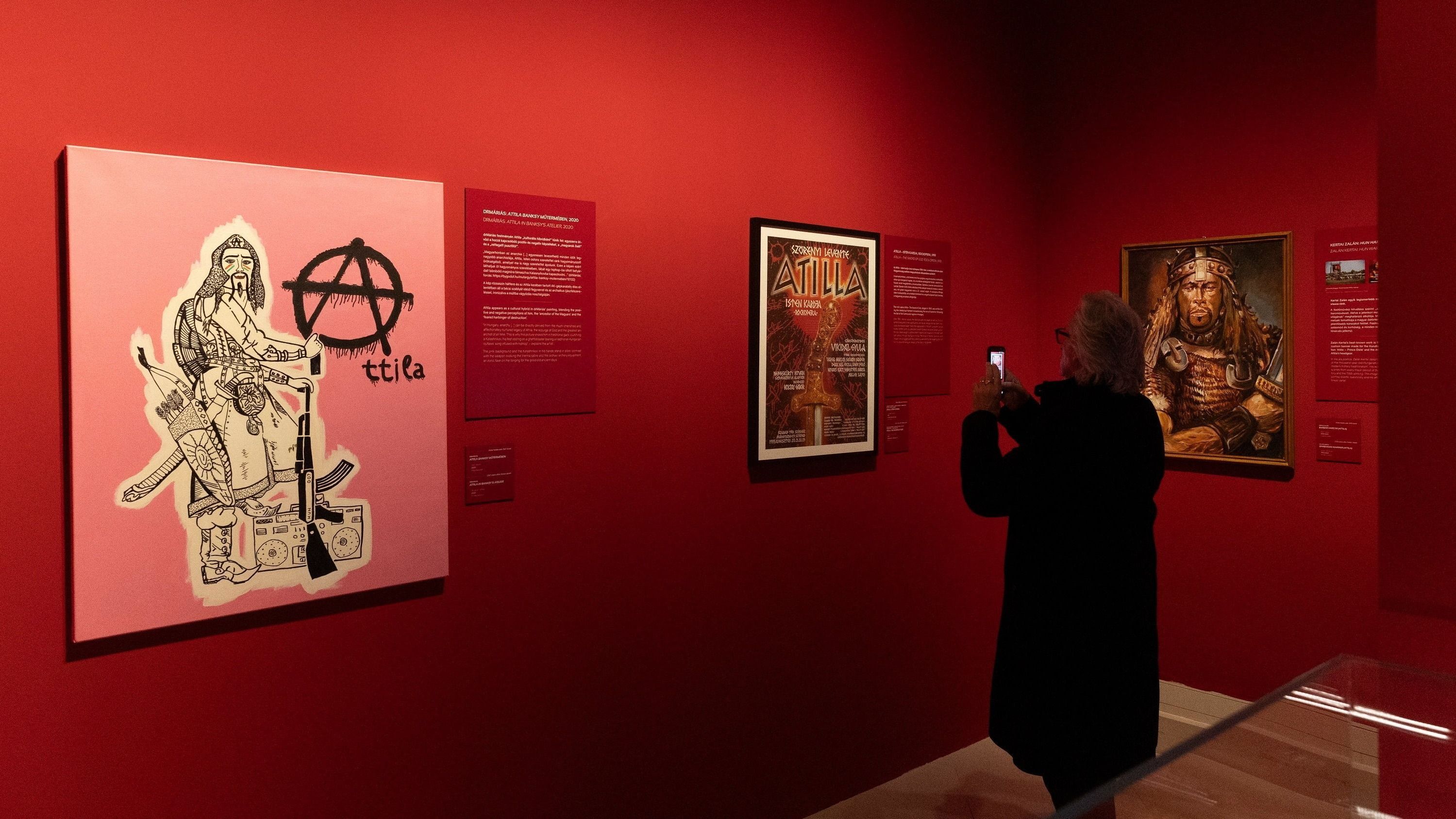 Az Attila kiállítást bemutató szabadtéri tablótárlat nyílt a Millenárison