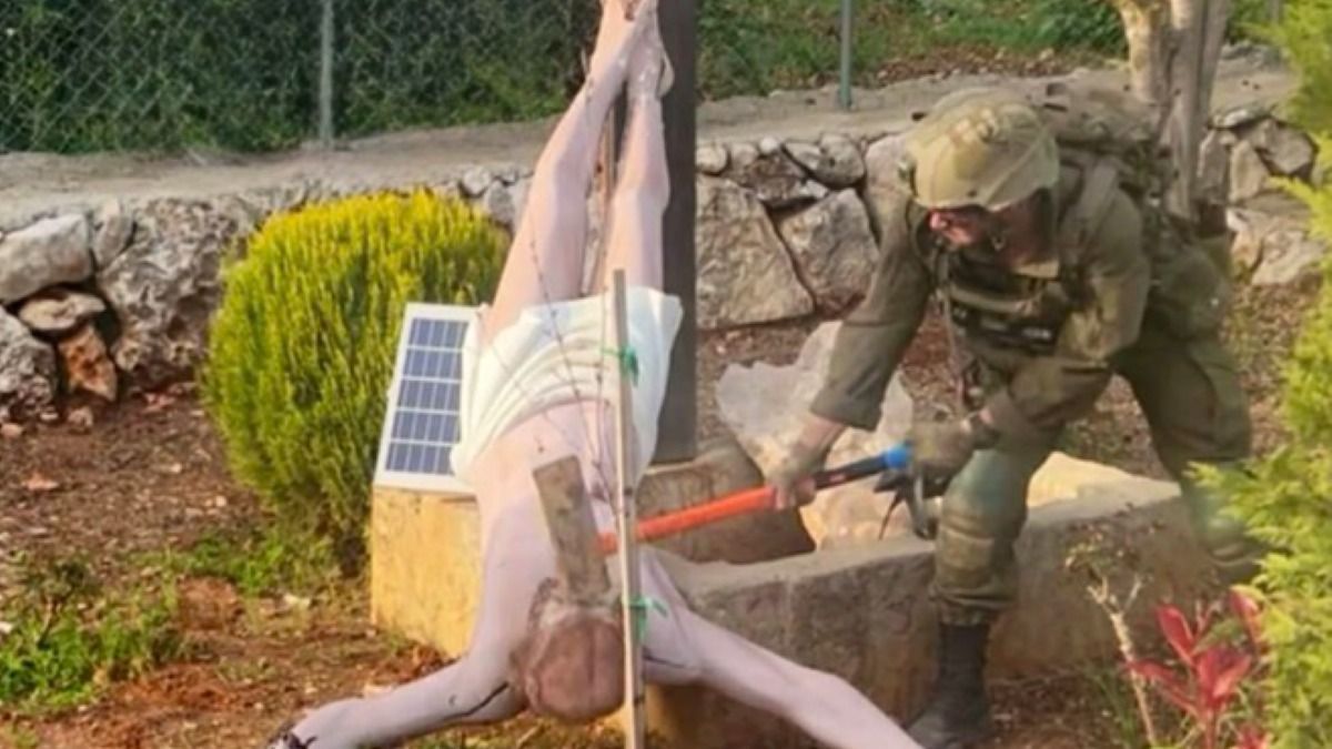 Futótűzként terjed a hír: kalapáccsal esett neki egy Jézus-szobornak egy izraeli katona