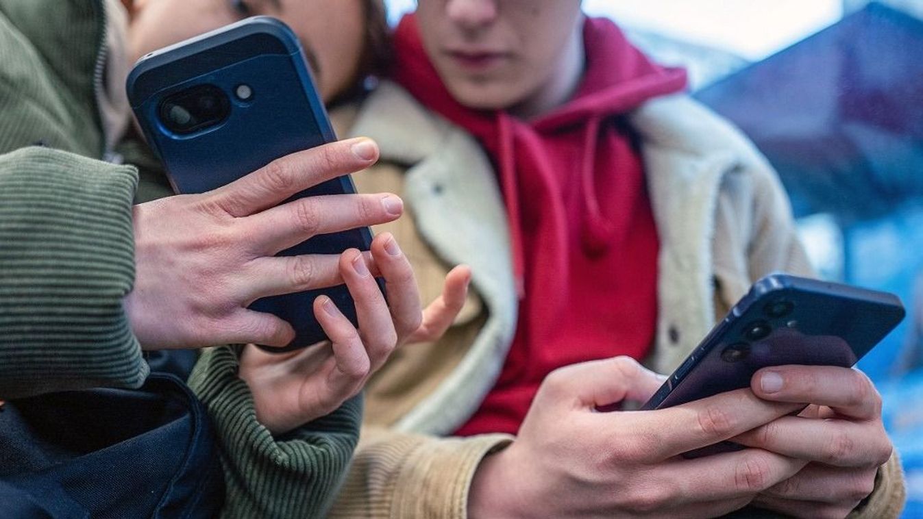 Görögországban megtiltják a közösségi média használatát a 15 éven aluliak számára