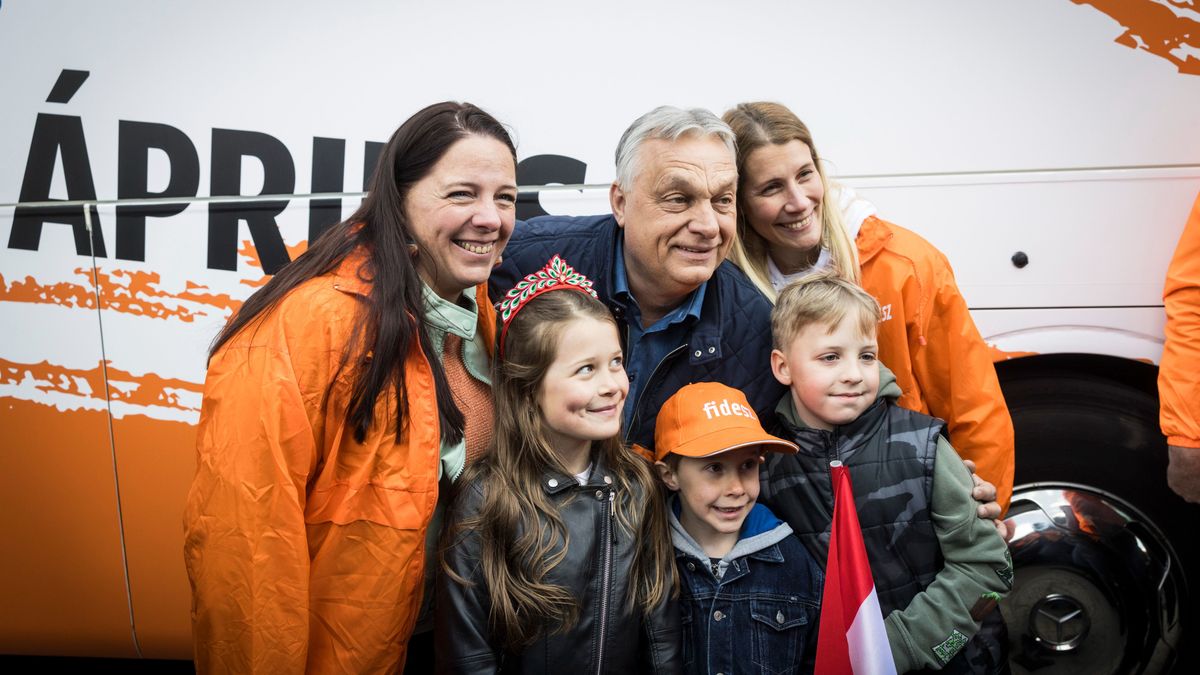 Hatalmas kampánybravúr a Fidesztől a végére: ilyen népszerű volt Orbán Viktorék kampánybusza (GALÉRIA)