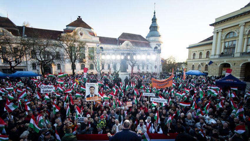 Óriási tömeg és hatalmas ováció fogadta Orbán Viktort Szentesen