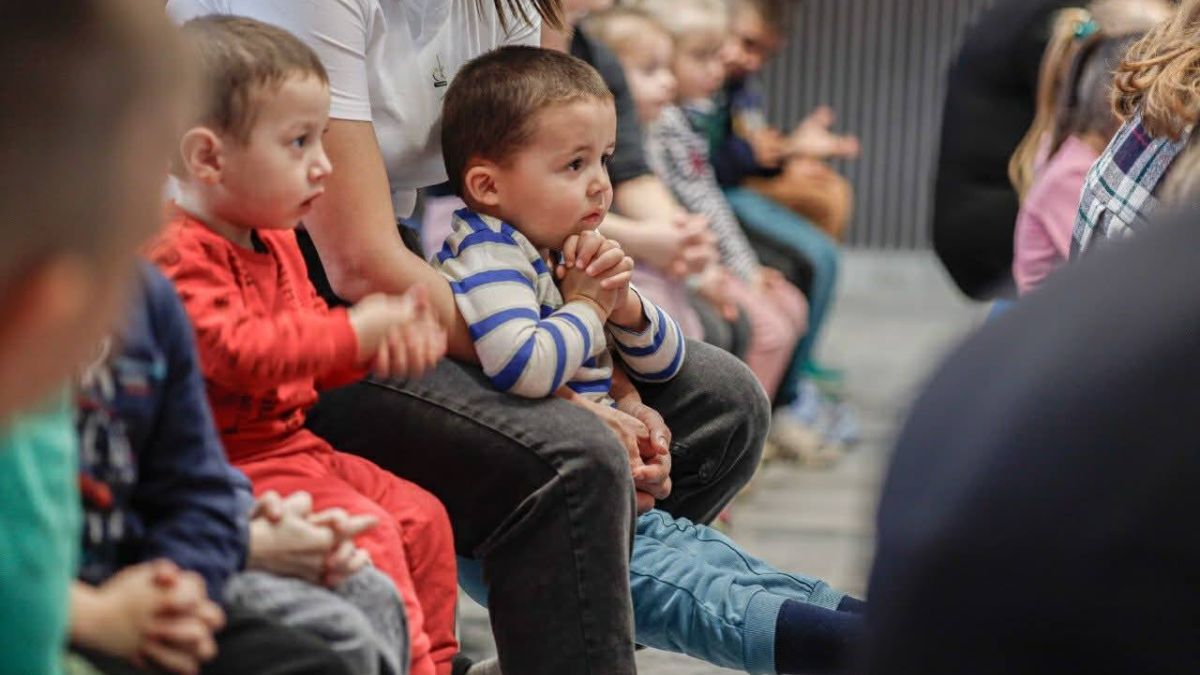 Szóhoz sem jutottak a kárpátaljai gyermekotthonban, amikor megtudták, a leköszönő Fidesz-KDNP-s miniszterek nekik adományozzák a végkielégítésüket – interjú!