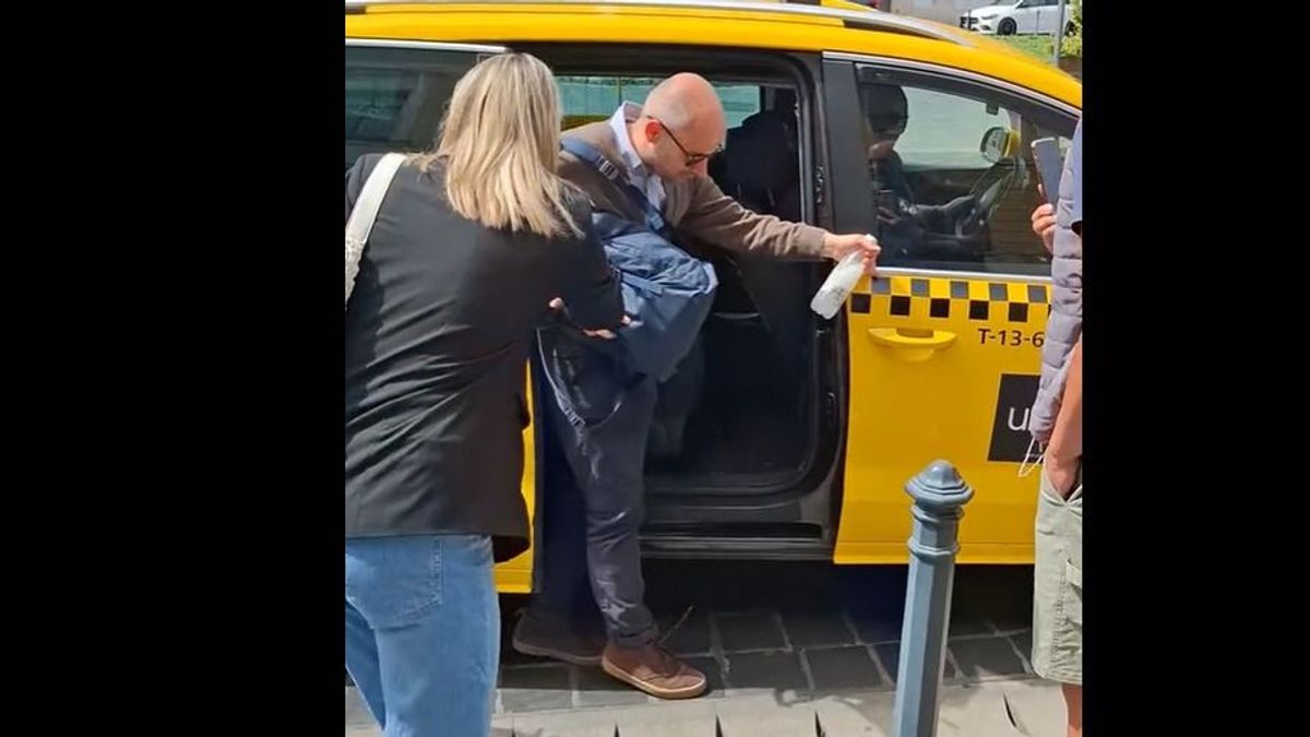 Szürreális videó: hajszálon múlt a baleset, miközben Szabó Bálint Vitézy Dávidot próbálta kérdezni