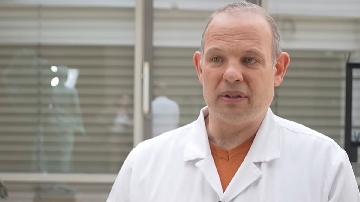 „Vagy azonnal beavatkozunk, vagy meghal” – megszólalt a magyar főorvos, aki hét perc alatt varrt össze egy szívet az utcán