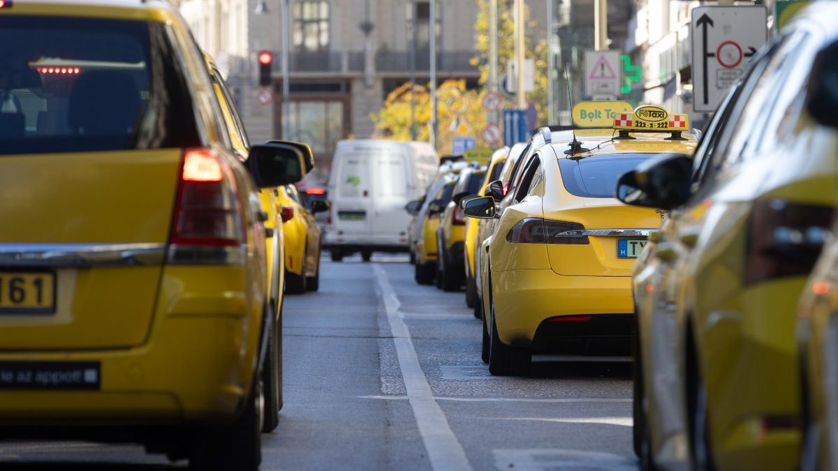 Brutálisan megdrágul a budapesti taxizás – elérték a taxisok, amit akartak, mégsem boldogok