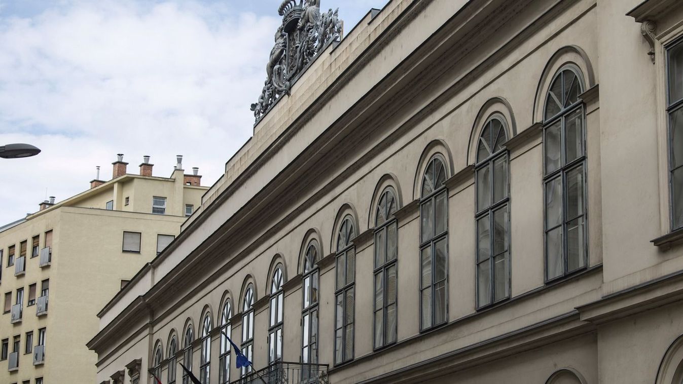 Mintegy száz kortárs alkotó mutatja be munkáit a Petőfi Irodalmi Múzeum kertjében