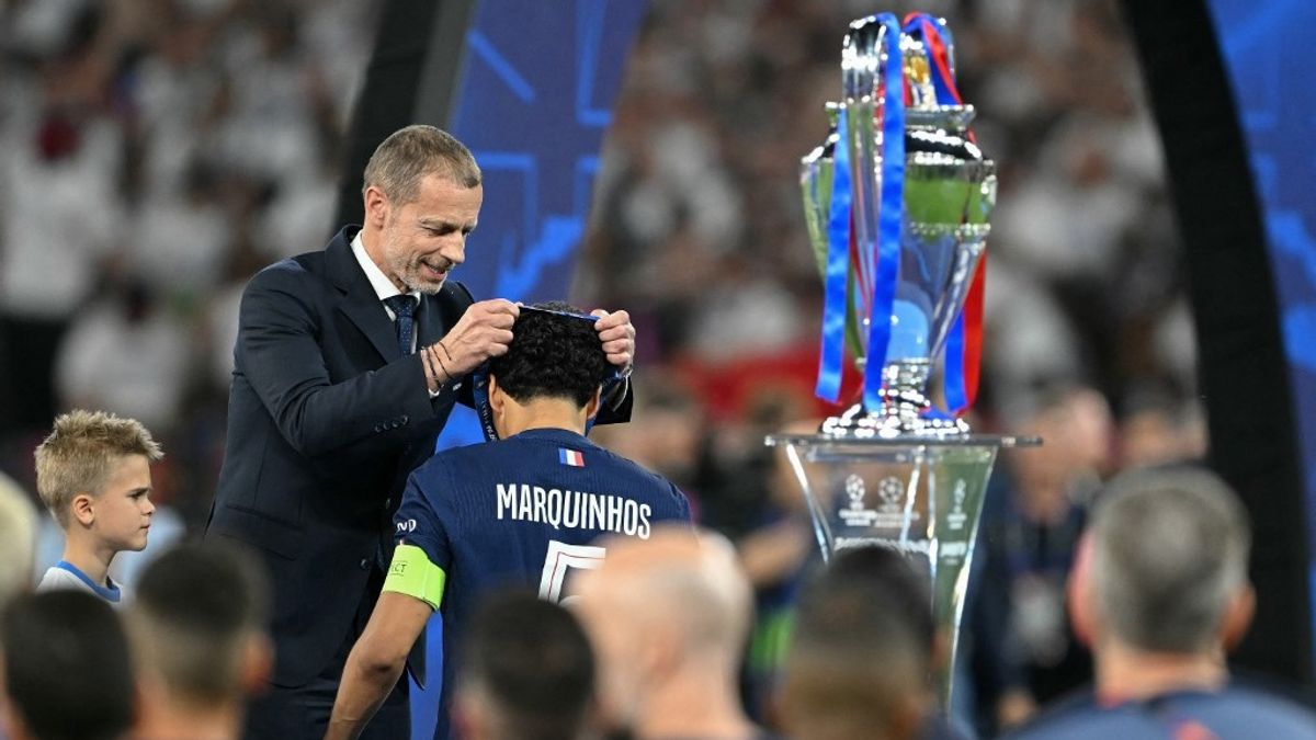 Kínos jelenet a Puskás Arénában: az UEFA elnöke az éremátadáskor megfeledkezett a PSG csapatkapitányáról (VIDEÓ)