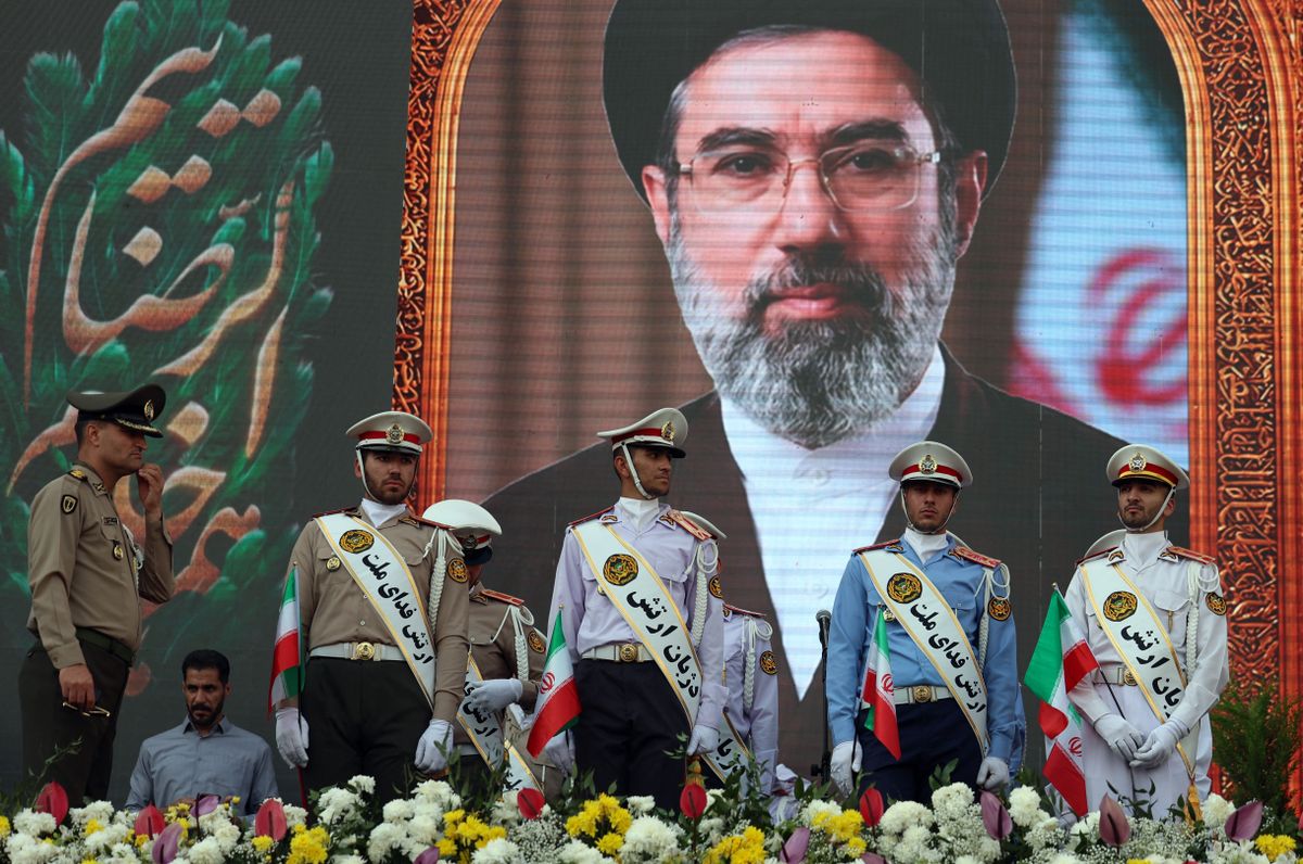 Mojtaba Khamenei iráni legfelsőbb vezető posztere, a háború kitörése óta egyszer sem jelent meg nyilvánosan. Fotó: AFP