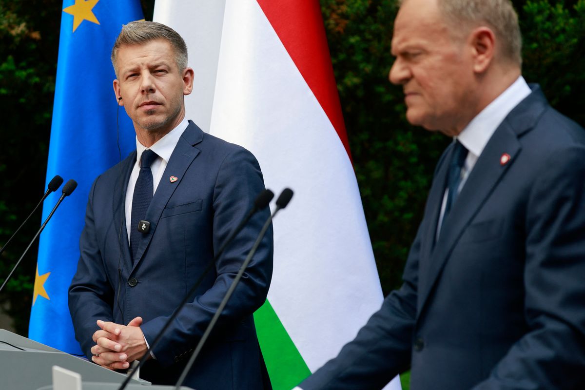 Magyar Péter varsói útjáról több lengyel lap is kritikusan írt, különösen Donald Tusk gesztusait és a közös szereplések hangulatát bírálva.