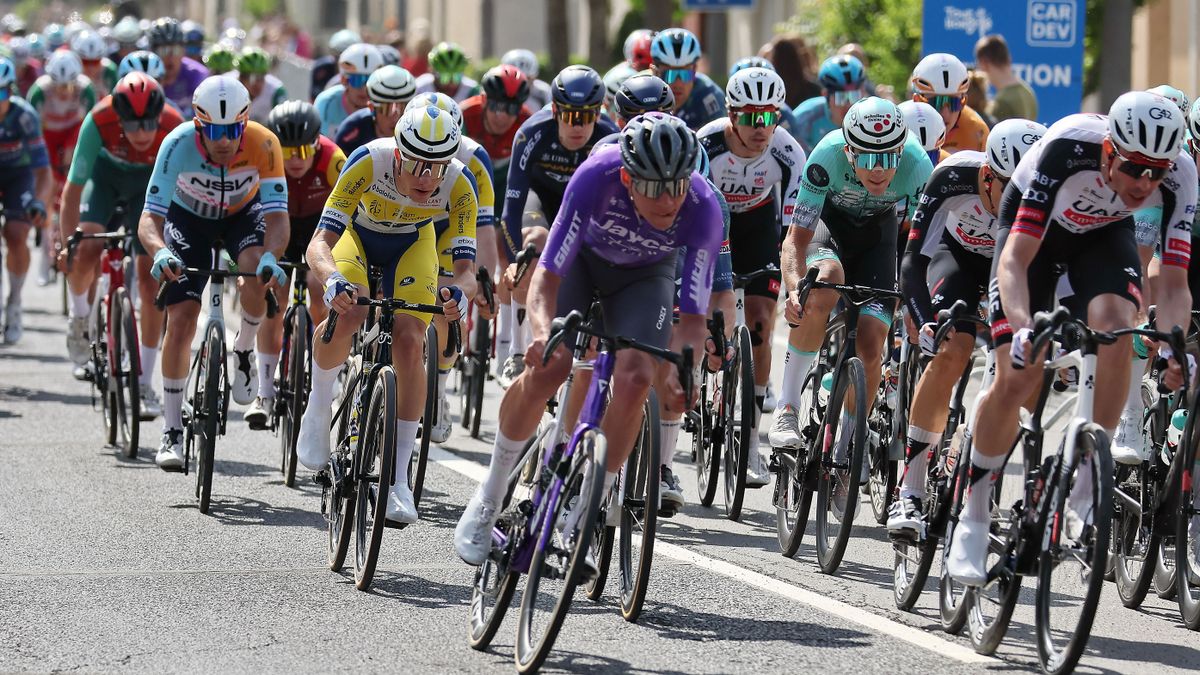 Óriási bukás, lovaskocsik, több kiló kolbász a győztesnek – ez volt a Tour de Hongrie első napja (VIDEÓK)