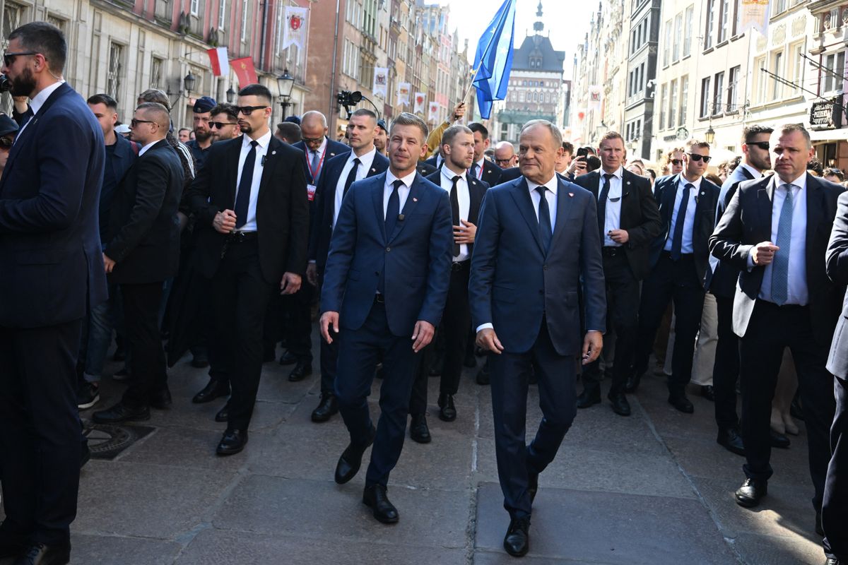 Lengyel út  – Az utolsó figyelmeztetés című dokumentumfilm szerint Magyar Péter szinte egy az egyben Donald Tusk másolata, bár a barátságuk nem tűnik épp felhőtlennek.