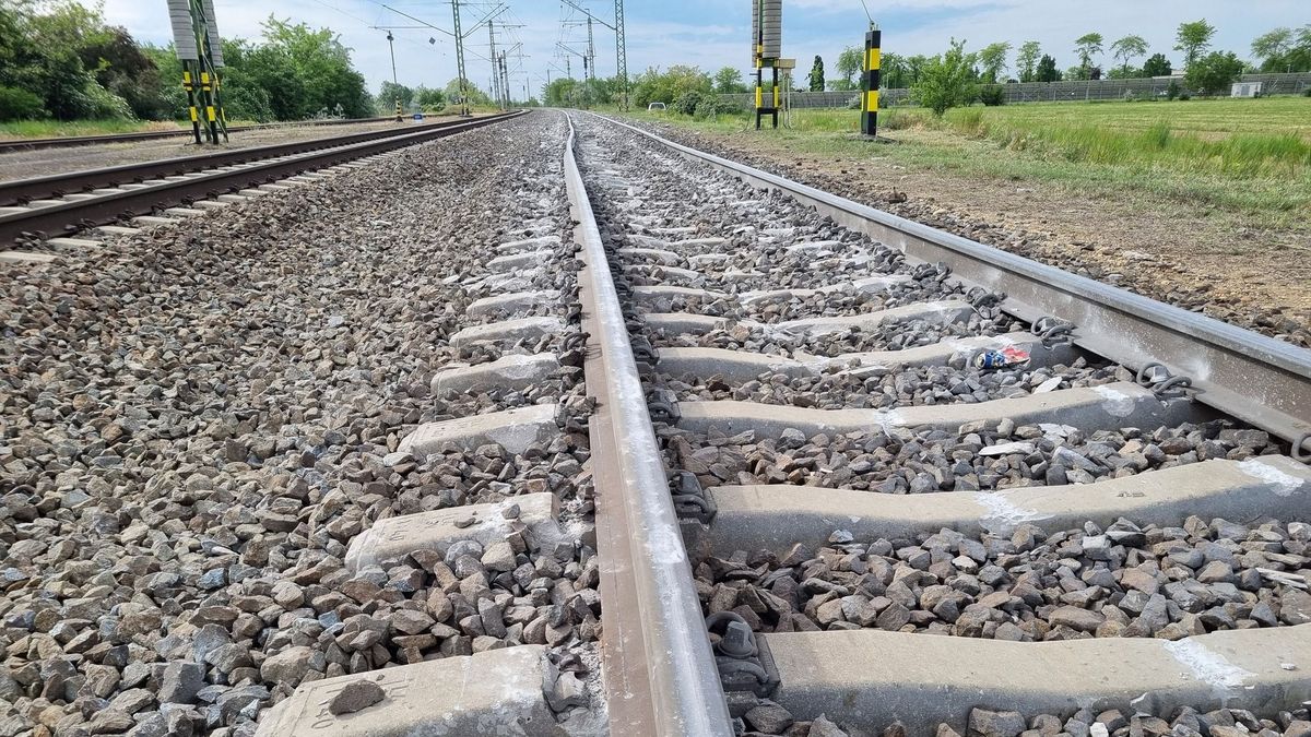 Brutális pusztítást végzett a kisiklott vonat Gyomaendrődnél – több száz méteren át tarolta le a pályát