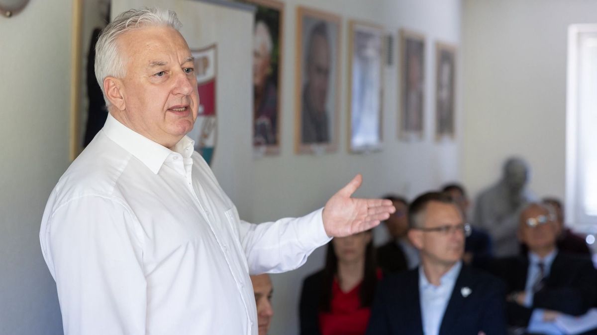 Semjén Zsolt beszédet tart a KDNP politikusai előtt