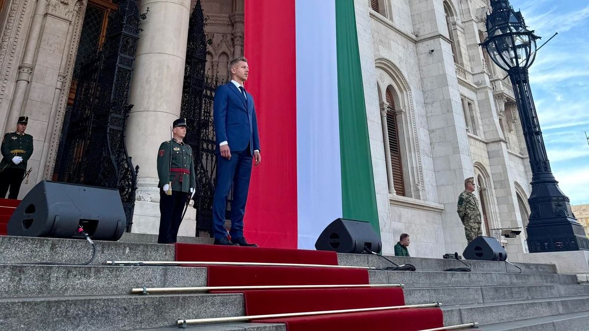 Párttal a néppel egy az utunk