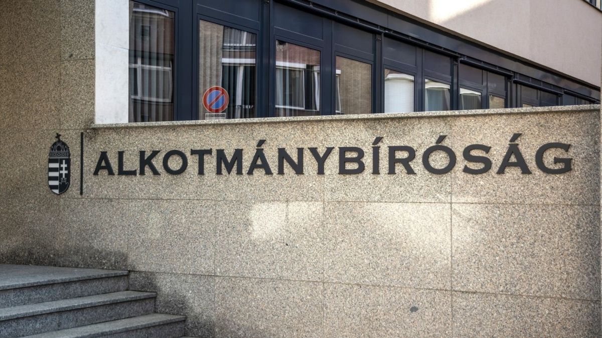 Kudarc Karácsony Gergelyéknek: az Alkotmánybíróságon eldőlt, törvénysértően korlátozta a főváros a reklámokat