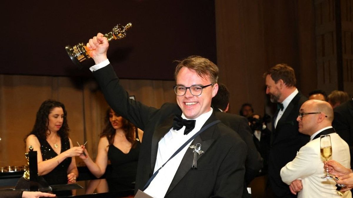 Botrány a Lufthansánál: elkobozták a Putyin-ellenes rendező Oscar-díját, majd el is veszítették azt