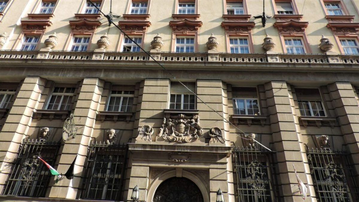 Régen büntetésből jártunk az Akácfa utcába, most önként és dalolva megyünk – a hétvége megint a százéves házaké Budapesten