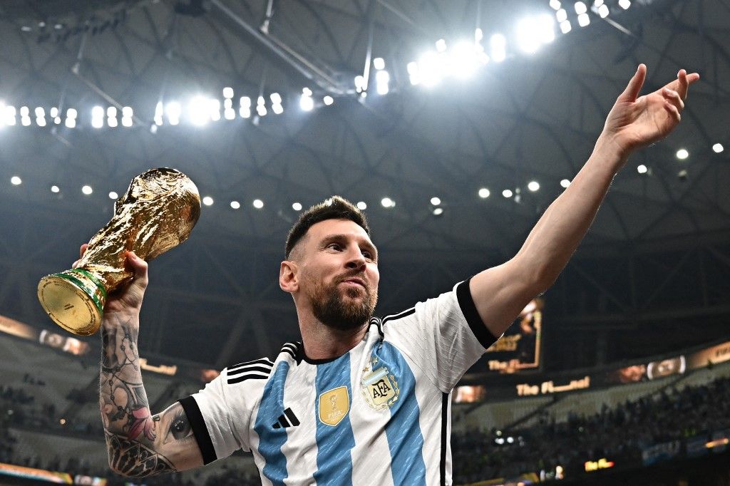 Messi a világbajnoki trófeával a 2022-es, franciák elleni döntő után