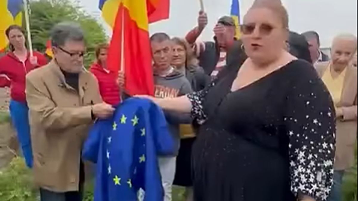Az uniós zászló széttépésével „ünnepelte” Európa napját a soviniszta román EP-képviselő (VIDEÓ)