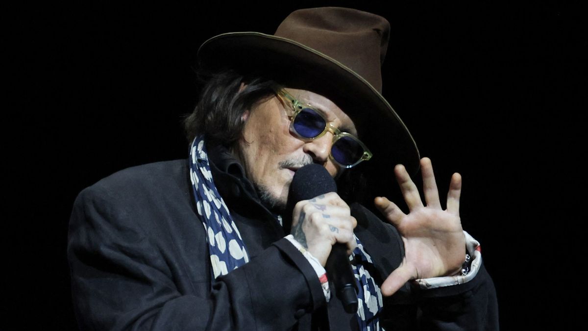 Több száz millió forinttal nyúlta le Johnny Deppet a jordán csaló