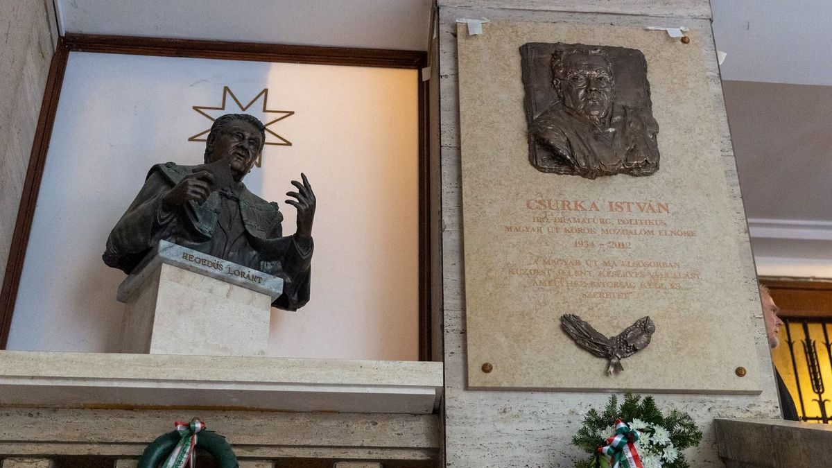 Az egyetlen helyes politikai iránytű a magyar nemzeti érdekek kérlelhetetlen képviselete – emléktáblát kapott Csurka István