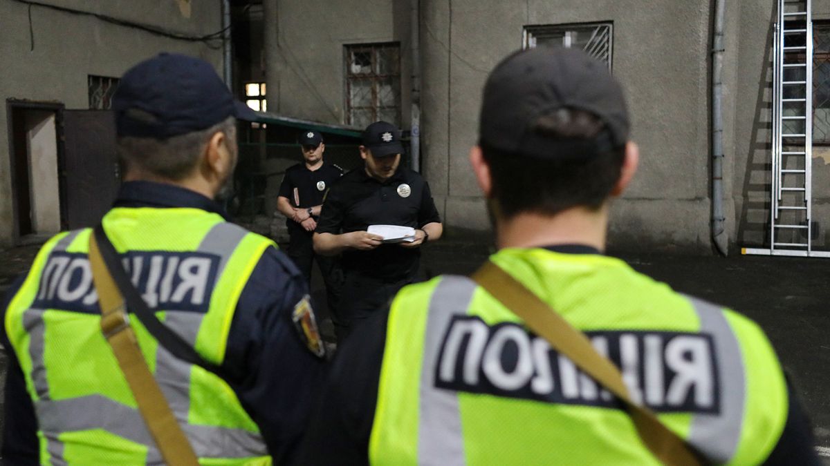 Ukrajnai razziák során milliós visszaélések derültek ki, eközben mentővel szöktették volna ki a hadköteleseket
