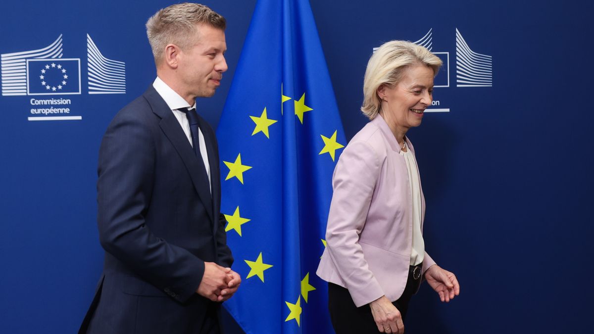 Magyar Péter repülőn nyilatkozott: sok munka vár még ránk az uniós pénzekkel.