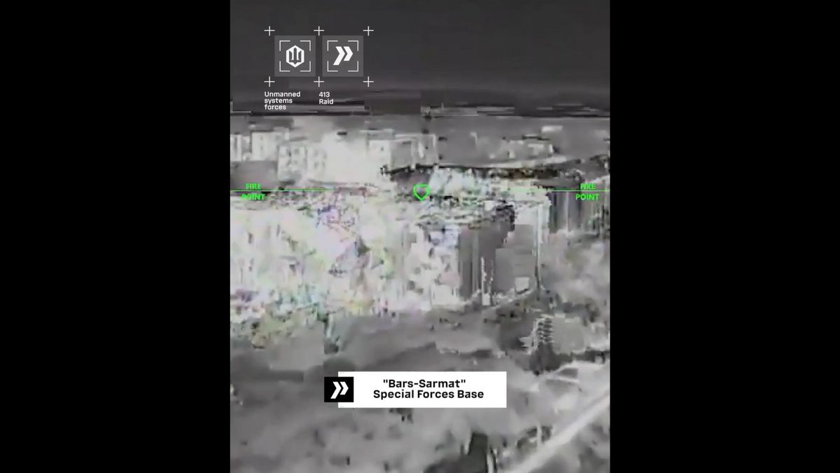 Videón a látványos ellentámadás: porig bombázták az oroszok által elfoglalt drónüzemet az ukránok