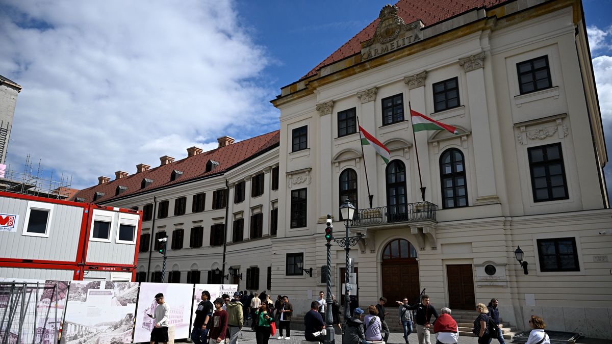 Kolostor vagy kormányépület – mit tud a Karmelitáról?