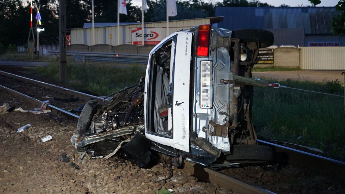Tragédia Sülysápon: autó hajtott vonat elé, hárman életüket vesztették