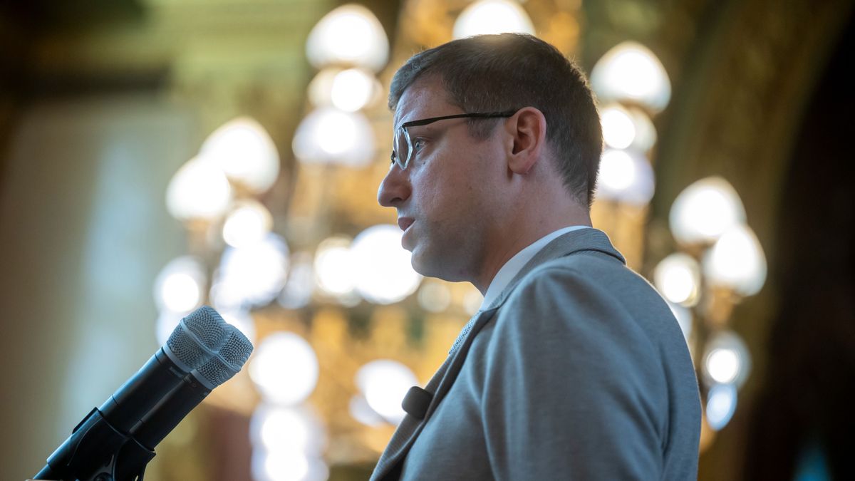 Gulyás Gergely bejelentette, ki veszi át Szécsi Zoltán helyét a parlamentben