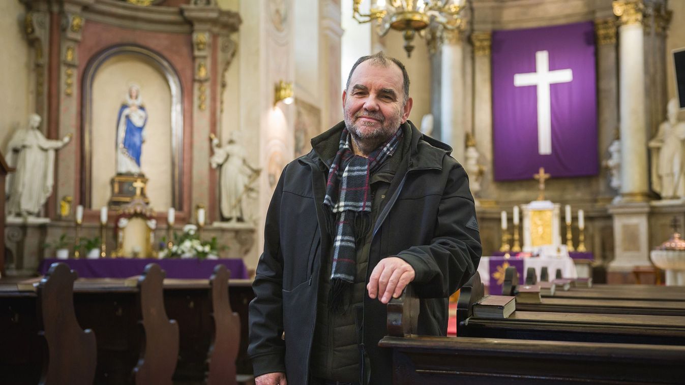Fehér holló festőecsettel