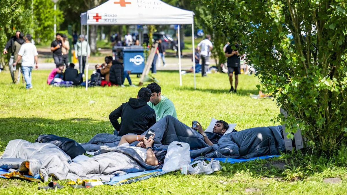 Elárasztják a migránsok a holland központokat, már sportközpontokba hordják őket