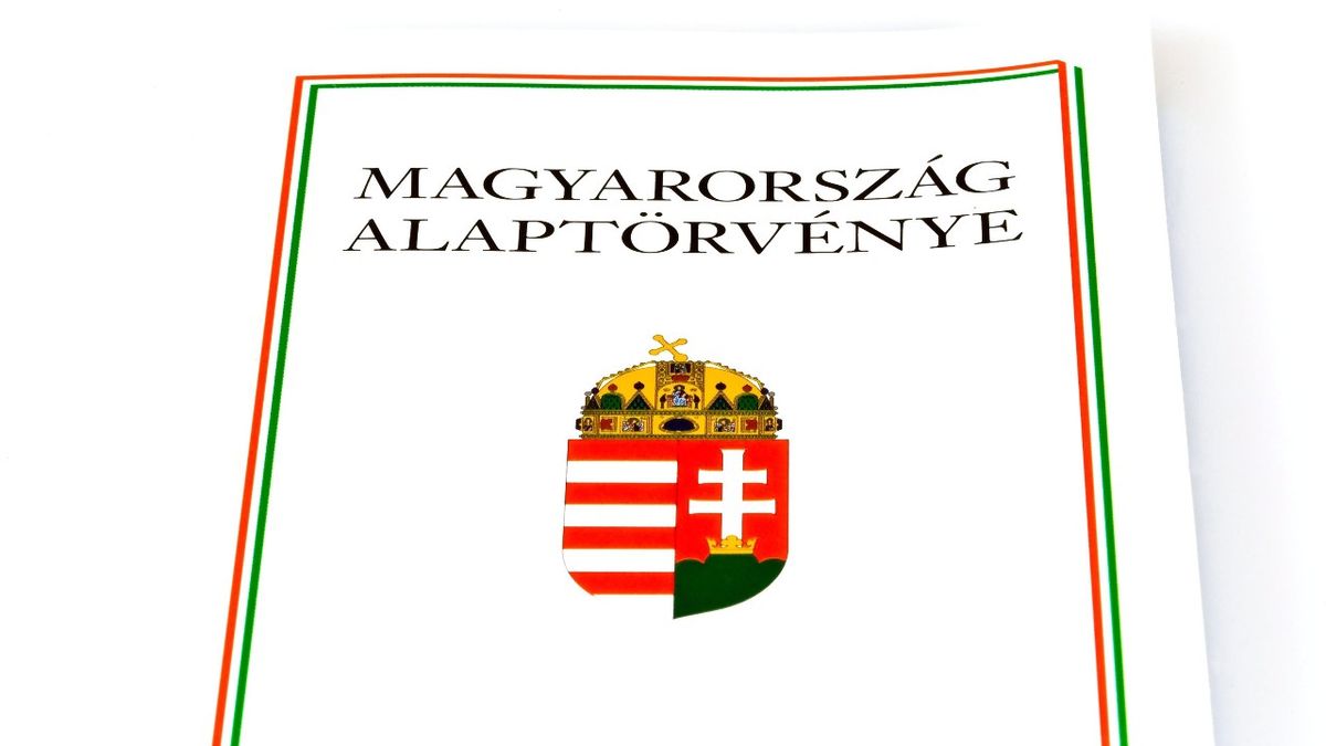 „Ez a szövegezés SZAR” – Lattmann Tamás lerántotta a leplet a Tisza Alaptörvény-módosításáról