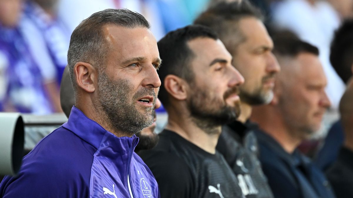 „Nagyon sz.rul néz ki a vége” – az Újpest edzője inkább nem mondott semmit a 0–5 után, nehogy később megbánja (VIDEÓ)