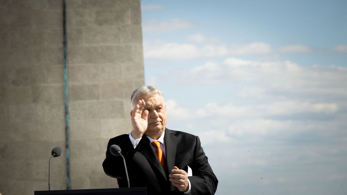 Összejött a nagy találkozás: Orbán Viktor Marco Rossival nézett meccset Felcsúton (FOTÓ)