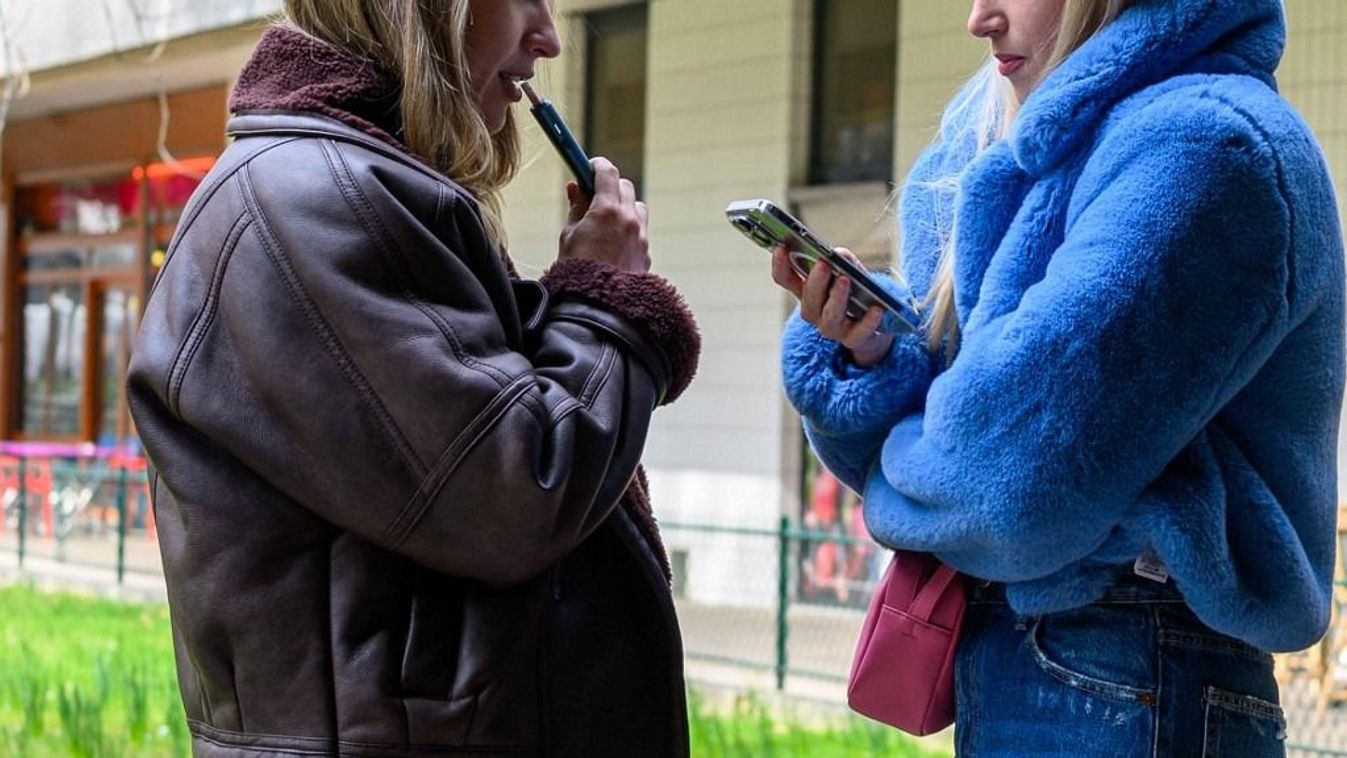 Gyorsan terjed az e-cigaretta a fiatalok körében