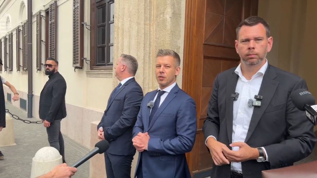 Magyar Péter megjelent a Karmelitánál, és szimbolikusan bontani kezdte az azt körülvevő kordont