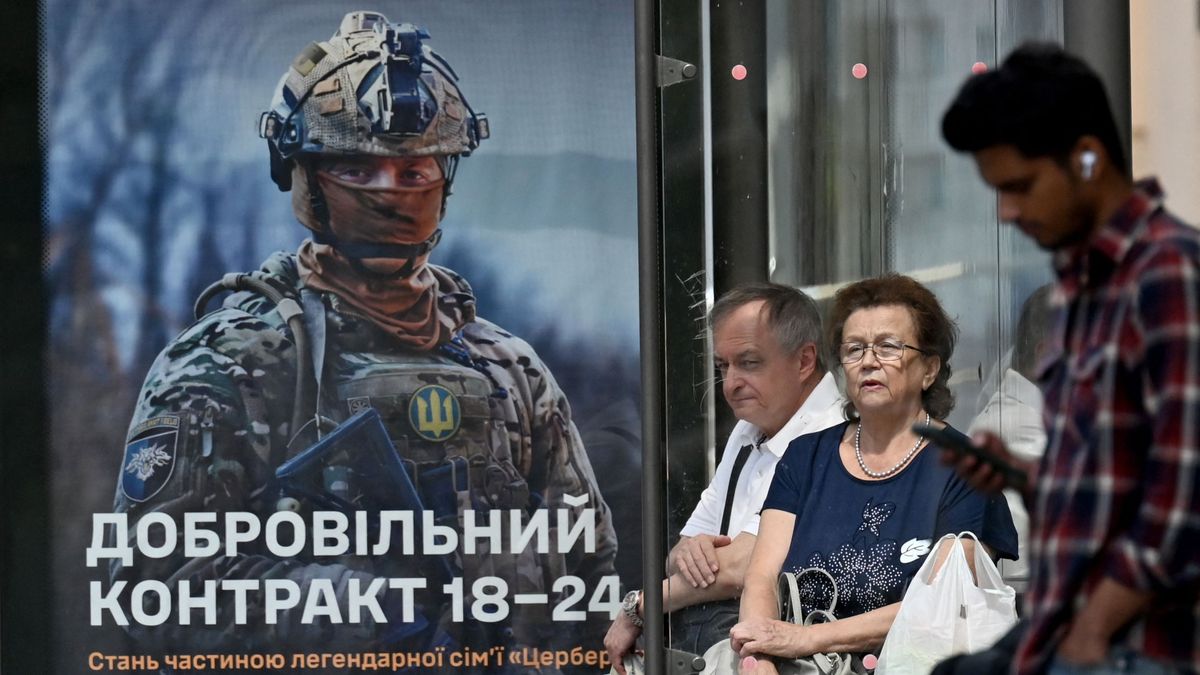 Fiatalok a frontra: egy trükkel a 25 év alattiakat is sorozhatják Ukrajnában