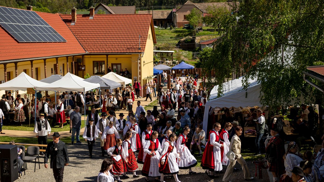 Szoknyák, gatyák, sorsok Kismányokon