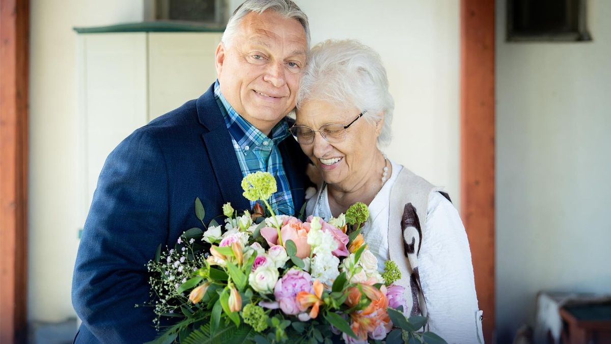 „Isten éltesse az Édesanyákat!” – Ritkán látott közös fotóval üzent Orbán Viktor