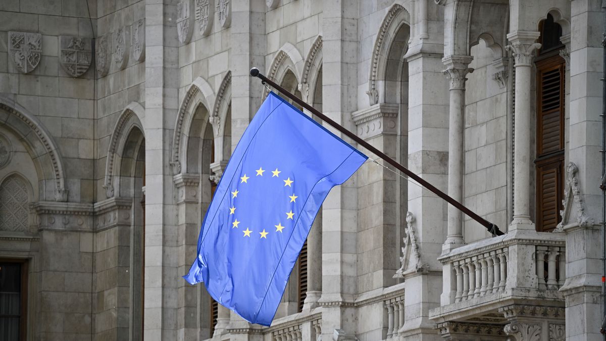 Látom, úgy örülnek egyesek a Parlamentre visszakerült uniós zászlónak, mint én gyerekként a karácsonyi Legonak