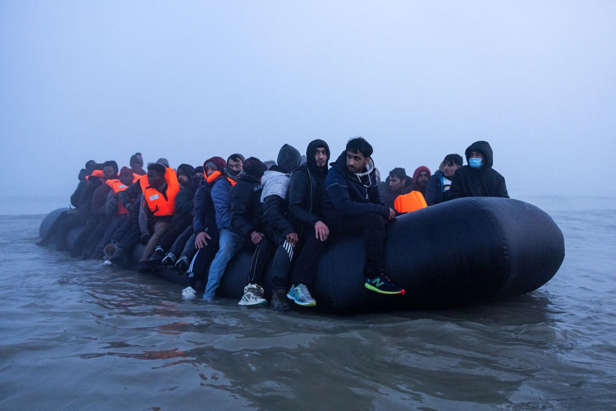 Migránsok indulnak csónakkal Nagy-Britannia felé Franciaországból 2026 márciusában.