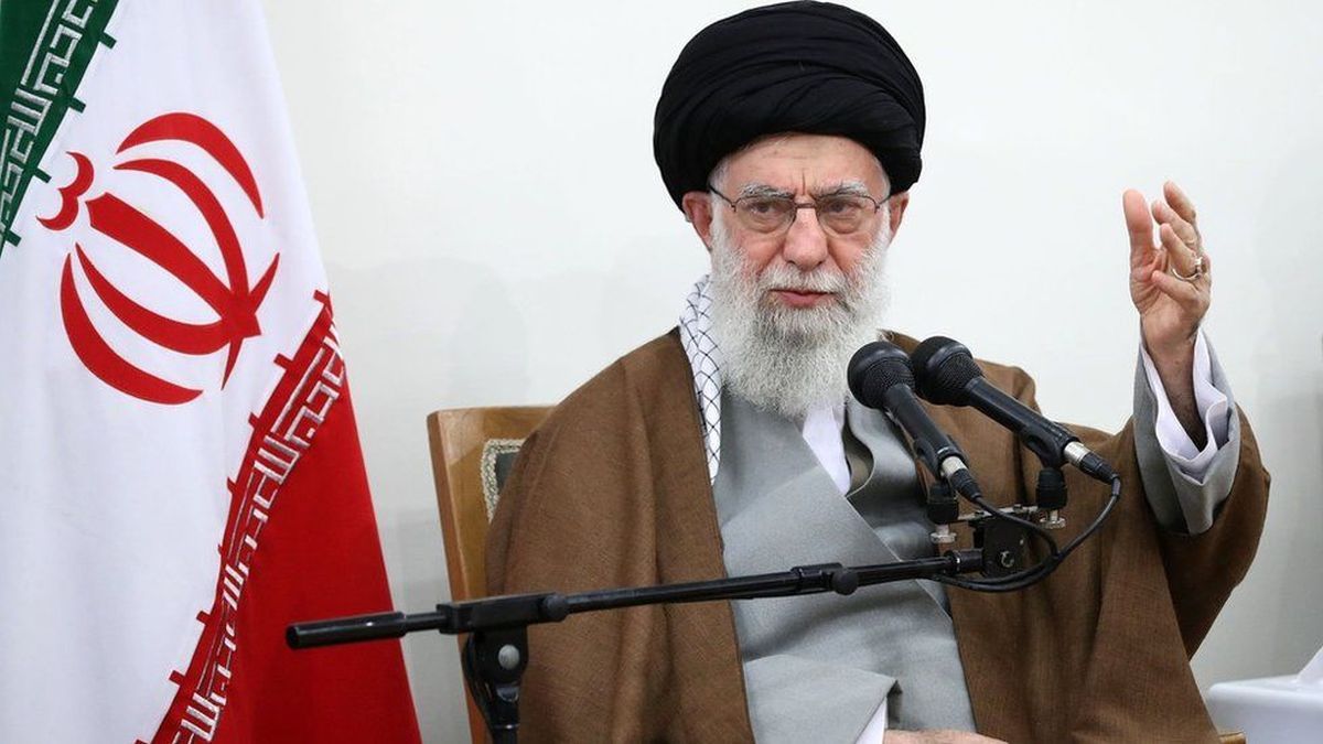 Állítólag üzent Irán legfelsőbb vezetője: nem adja az uránt