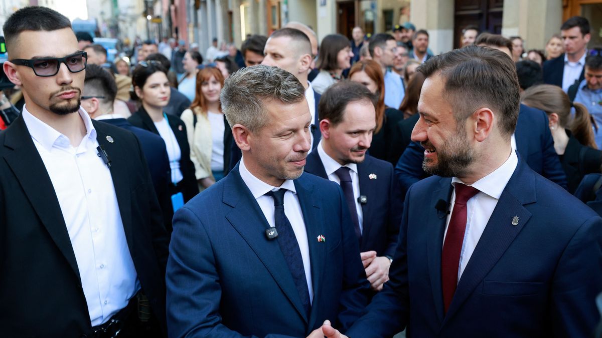 Szirénázó rendőrautók, óriási készültség: videón jelentkezett be Varsóból a magyar miniszterelnök