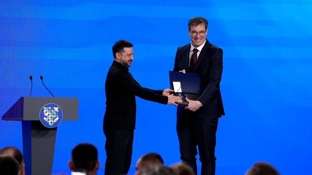 Egy kitüntetett zászlólengető